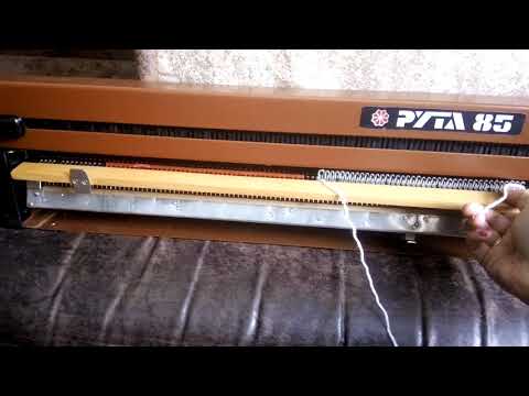 Видео: Вязание на машинке Рута-85. Первые ряды