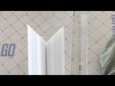 Видео: Как клеить молдинги на стену с обоями