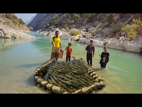 Видео: Традиционные методы рыбной ловли и выживания в самом сердце реки | Простая, но умелая жизнь🌊🐋