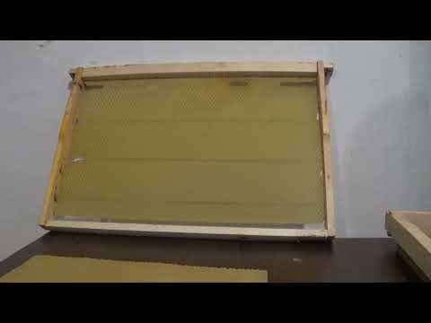 Видео: ХРАНИТЬ ВОЩИНУ НУЖНО ГОЛОЙ !!! Маленькие нюансы, уберегут вас от порчи вощины пчёлами летом в улье