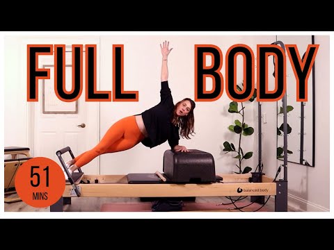 Видео: Тренировка всего тела на реформере-пилатесе | 51-минутный курс среднего уровня с перекладиной и к...