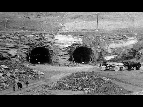 Видео: Строители БАМа обнаружили металлическую дверь внутри скалы