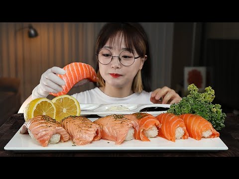 Видео: АСМР ЕДА ГИГАНТСКИЕ СУШИ С ЛОСОСЕМ🍣 | MUKBANG