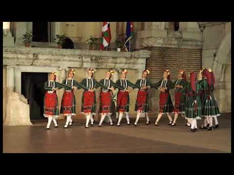 Видео: Ансамбъл "Седенчица" - "Средногорки"