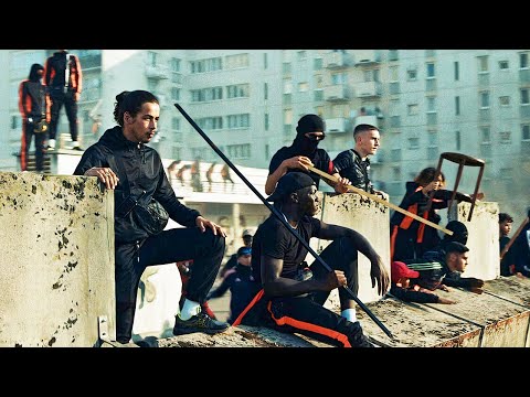 Видео: Люди баррикадируют ЦЕЛЫЙ РАЙОН, жизнь в которой превратилась в настоящий КОШМАР