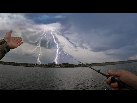 Видео: НЕ РЫБАЧЬ В ГРОЗУ! Дикий клёв окуня на микроджиг! Рыбалка на ультралайт