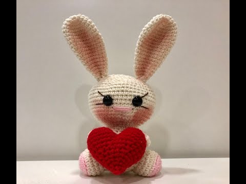 Видео: #3 Сердце вязаное крючком / вязаное сердечко для зайки - валентинки ввязанного крючком