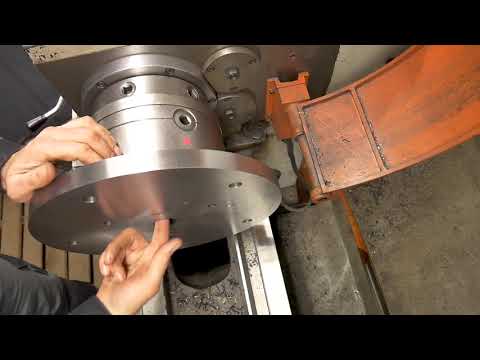 Видео: Как зажать в станке ступицу грузовика?