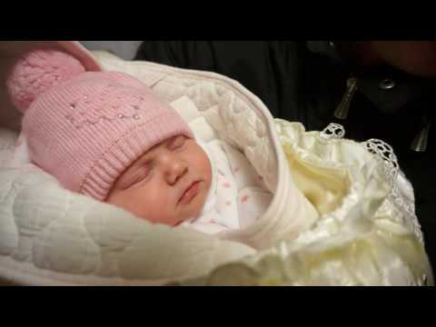 Видео: 25 03 2016 выписка из роддома
