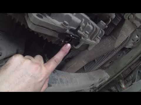 Видео: Как заменить масло в раздаточной коробке Porsche Cayenne [Порше Кайен] & VW Touareg [Туарег]