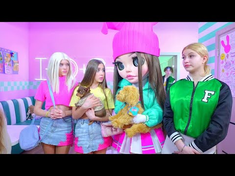 Видео: Бляскави момичета! Кой ще управлява новото училище на Bunny? Съперничеството на непокорните момичета