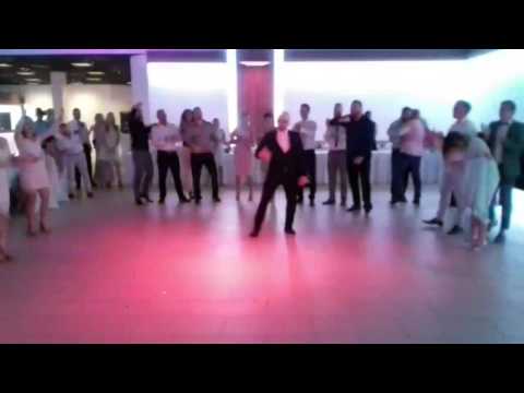 Видео: Брат жениха читает рэп молодоженам!