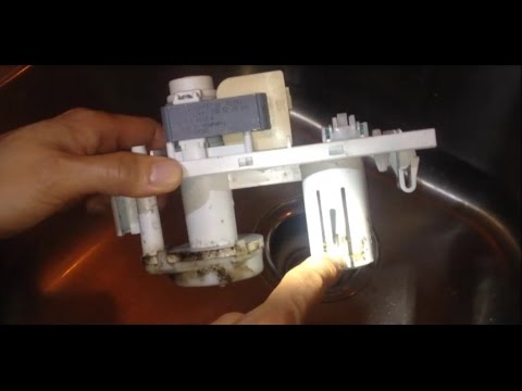 Видео: Ремонт конденсационного осушителя Bosch F03 — экстремальная очистка поддона