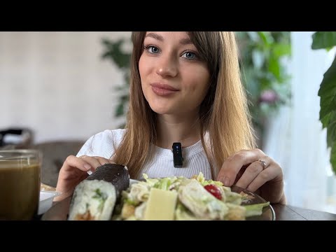 Видео: Mukbang | Мукбанг салат цезарь и ролл с крабом!