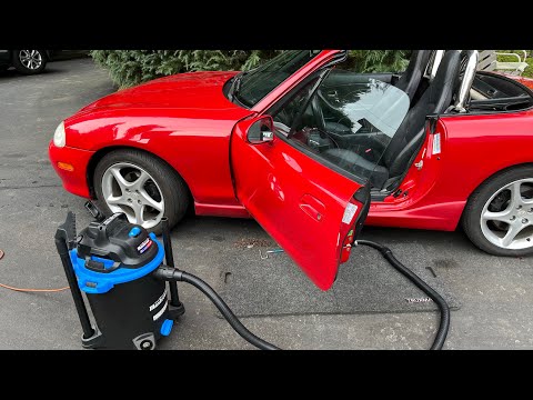 Видео: Очистка внутренней части крыла Miata.