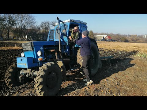 Видео: Кум в оранці Трактор Т-40АМ Плуг ПЛН 3-35 мало не вграв трактор...