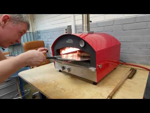 Видео: Готовим в пицца печи Мама Мия