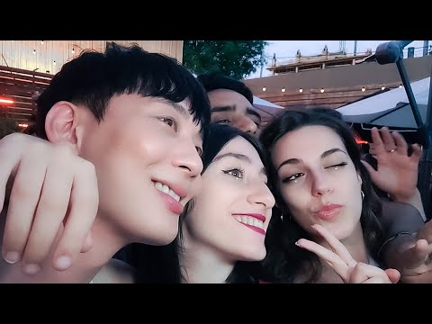 Видео: Женщины из Южной Америки хотят поцеловать корейца, которого они впервые встретили