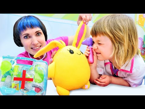 Видео: Доктор Бьянка и Маша Капуки лечат Лаки! - Весёлые игры доктор в видео шоу Привет, Бьянка!