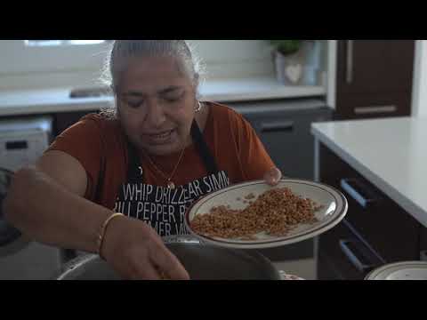 Видео: Готовим всеми любимое блюдо — курицу бириани (по методу тёти Лалли)