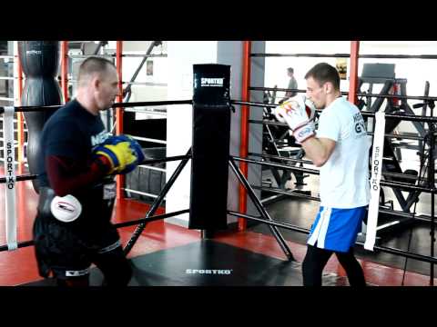 Видео: Бокс. Работа на лапах- с Мартыновым Андреем