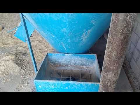 Видео: Видеообзор дробилки и смесителя кормов (небольшая модернизация )