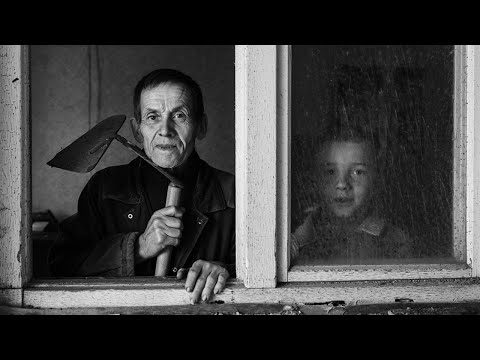 Видео: Как Этот Мужчина Потерял Жену и Сына, когда Переехал в эту Деревню