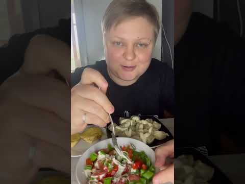 Видео: Обед. Рыбные пельмени горбушей, бутерброды с сыром и овощной салатик.#еда #мукбанг #вкусно #mukbang