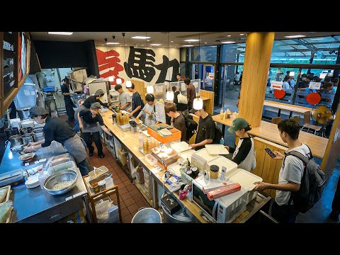 Видео: Студенты выстроились в очередь, чтобы продать 400 тарелок рамэна во время обеда, Киото, Япония.