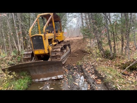 Видео: Строительство болотной дороги