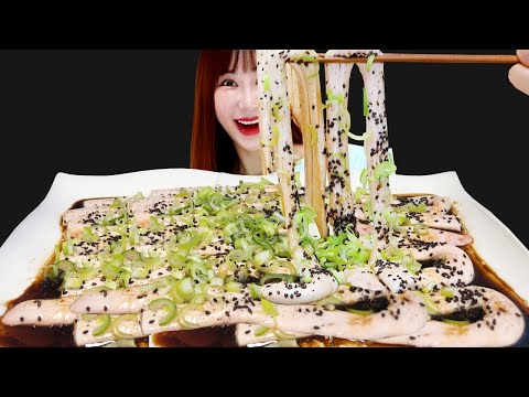 Видео: Говядина с соуковым питанием звуков MUKBANG