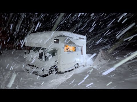 Видео: Автомобильный кемпинг на заснеженном поле во время сильного снегопада