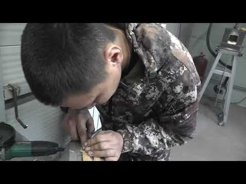 Видео: В гостях у кузнецов в Вилюйске. Изготовление хомуса.