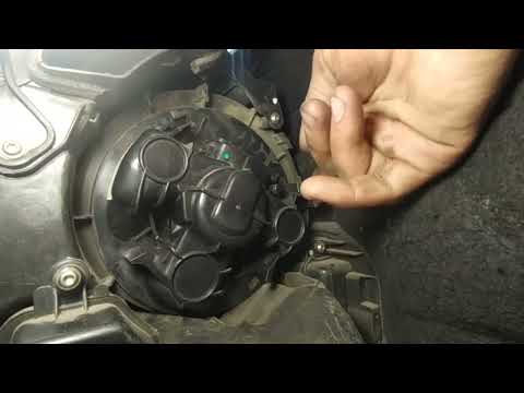 Видео: Замена радиатора печки Nissan NOTE 1.6 (часть 2). Снятие мотора отопителя салона.