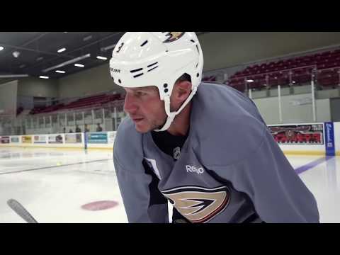 Видео: Катание с двумя защитниками НХЛ