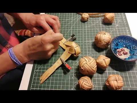 Видео: Делаем плетёный кубик из бересты. Часть 1-я.