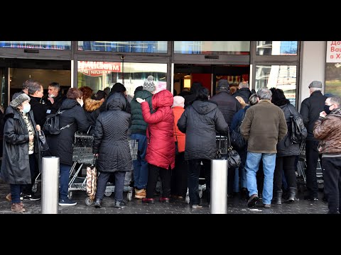 Видео: Опашки и сблъсъци за олио в хасковски супермаркети