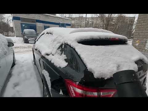 Видео: Аккумуляторная воздуходувка Wortex против снега на машине.