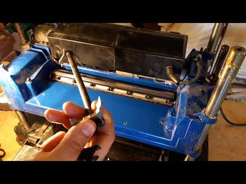 Видео: Замена ножей на рейсмусе UTOLL UTP12