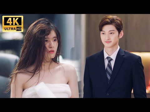 Видео: Девушка в полотенце поёт и танцует в гостиной, но вдруг вернулся генеральный директор.