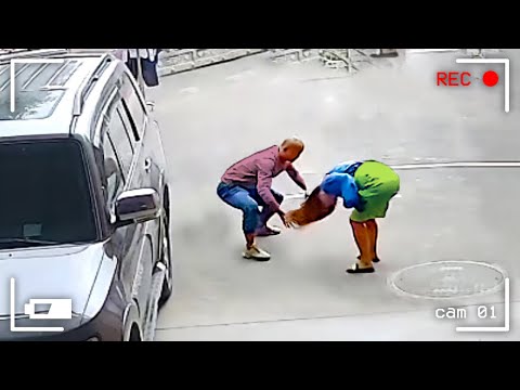 Видео: 50 НЕВЕРОЯТНЫХ МОМЕНТОВ, СНЯТЫХ НА КАМЕРЫ НАБЛЮДЕНИЯ
