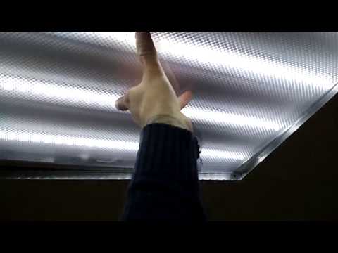 Видео: Замена люминесцентных светильников на светодиодные под напряжением.