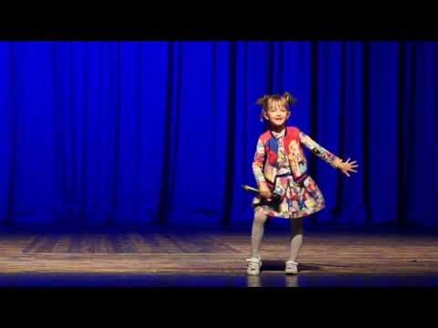 Видео: Алёна Сахарова малышка поёт