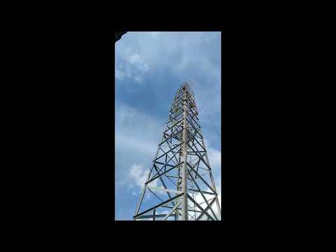 Видео: Монтаж башни сотовой связи перепускной веревочной лебёдкой