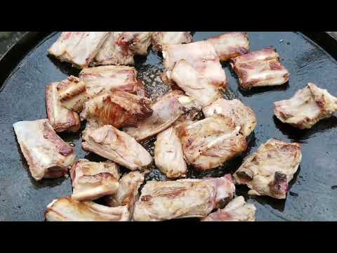 Видео: Супер картошка жареная с ребрышками на сковороде на огне!