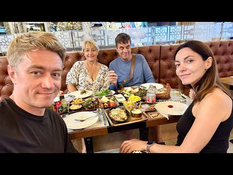 Видео: ПРИЛЕТЕЛИ РОДИТЕЛИ В ТАИЛАНД! Праздничный ужин в Паттайе. Сняли квартиру в Copacabana Beach Jomtien