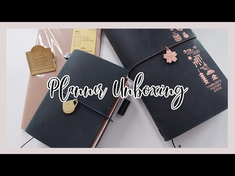 Видео: Распаковка блокнота путешественника Traveler's Company Blue Passport | Ана Джолин