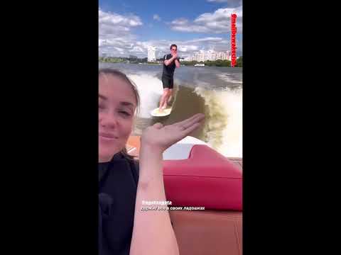 Видео: Агата Муцениеце и Иван Чуйков весело проводят время на Москве-реке.