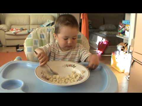 Видео: Маленький Денис ест пельмени. Июнь 2011 г.
