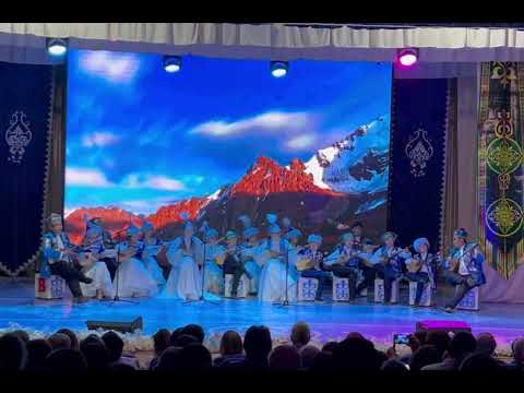 Видео: “Ата толғау” домбыра оркестрі “ Қарлығаш” орындайды, Республика күні концерті